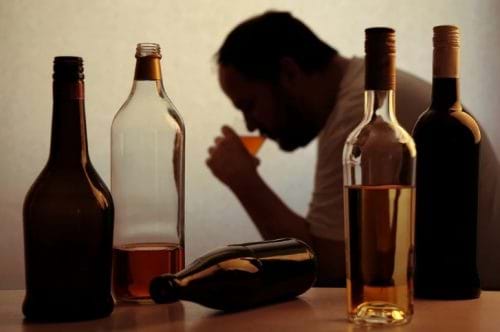 Việc tiêu thụ rượu thường xuyên có thể dẫn đến tổn thương gan